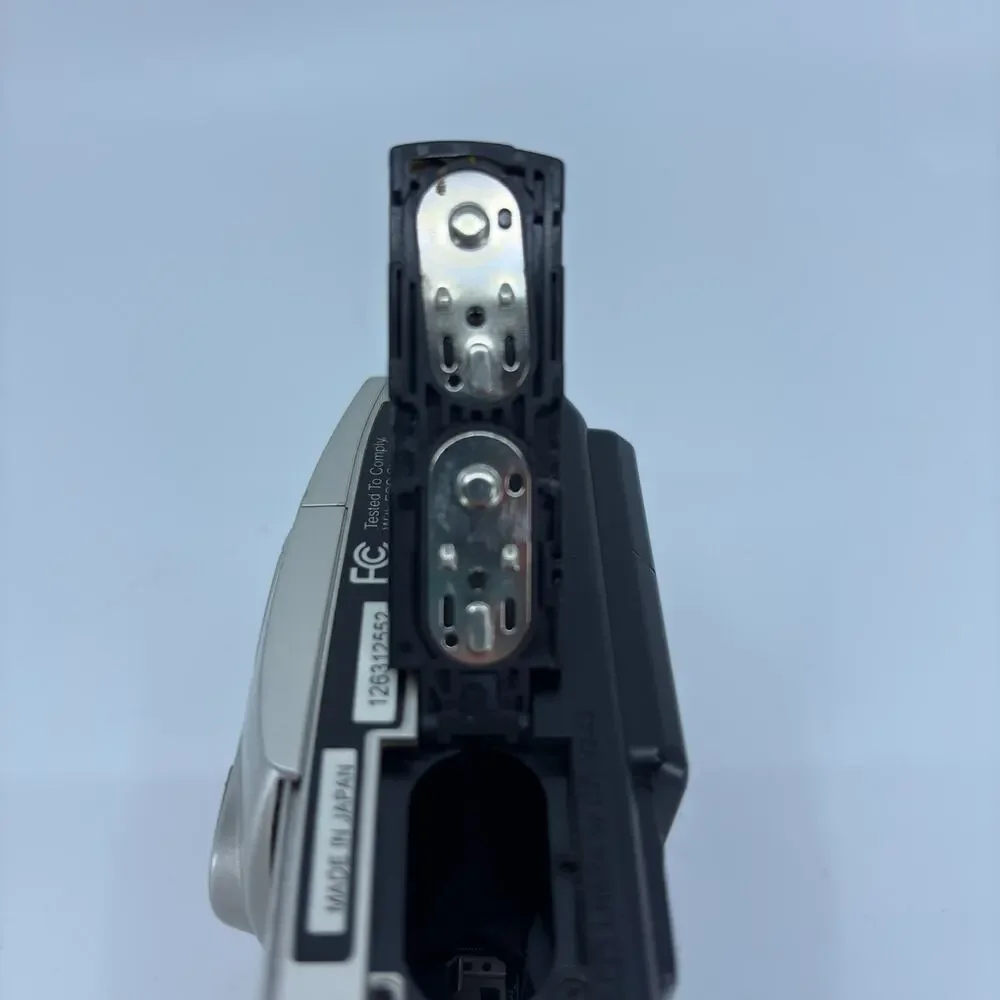 Olympus Camedia D-490 Zoom 2.1MP Digital Camera 3X Optical Zoom For Parts
